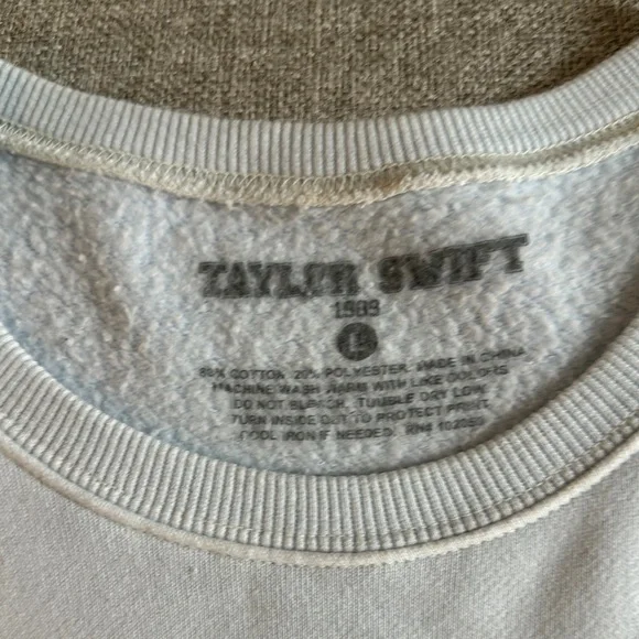 Official Taylor Swift 1989 Sweater - Picture 3 of 3